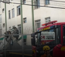Avião de pequeno porte cai, atinge prédio em Belo Horizonte e mata 2