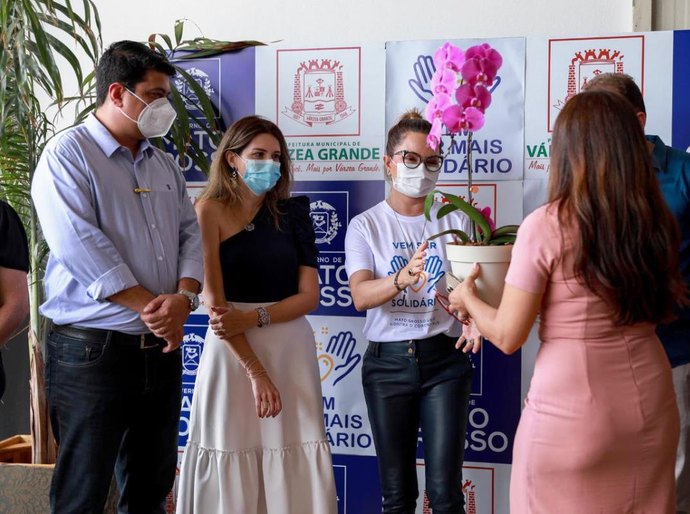 Primeira-dama de MT entrega 9 mil cestas básicas para auxiliar ações da primeira-dama de VG