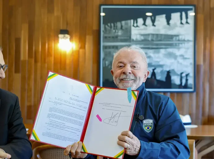 Lula sanciona lei que garante renovação automática da CNH