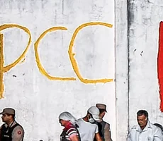 PCC é mapeado em 28 países, se infiltra em presídios no exterior para recrutar novos membros e expande tráfico de drogas e armas