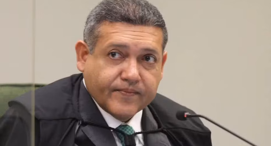 Kassio Nunes Marques determina suspensão de pesquisa que apontou queda de Flávio Bolsonaro