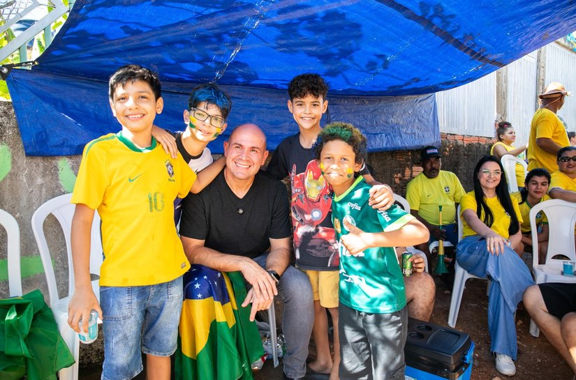 Prefeitura leva telão em ruas de Cuiabá e reúne moradores para acompanhar vitória do Brasil contra o Japão
