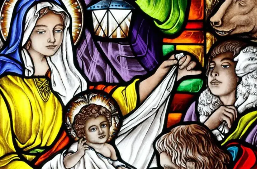 Em que dia Jesus nasceu segundo os evangelhos e como se convencionou a data de 25 de dezembro?