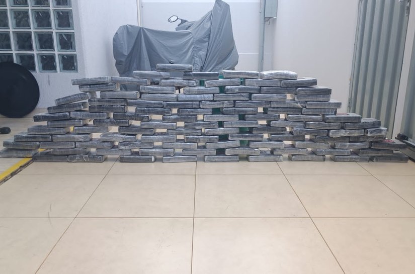 PM e PRF prendem motorista por tráfico, apreende carreta e 100 tabletes de cocaína