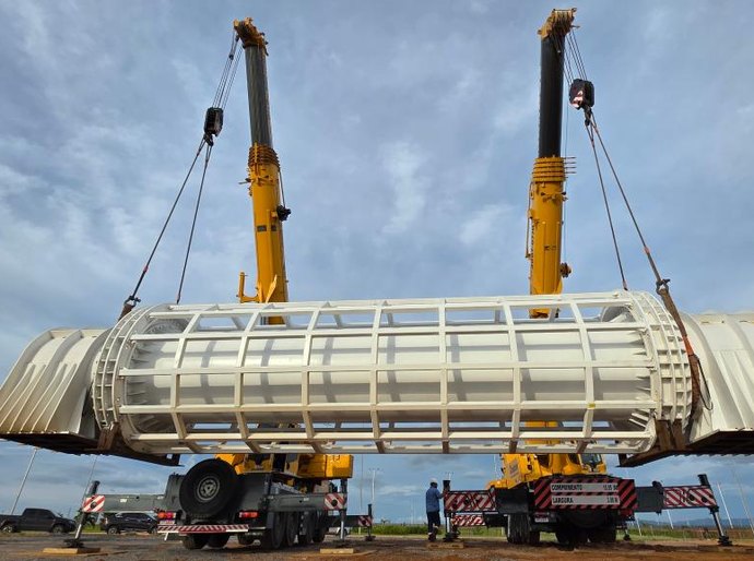 Com mais de 70 toneladas, eixo da roda-gigante chega ao Parque Novo Mato Grosso
