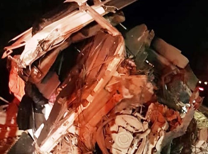 Acidente entre carretas e veículo na BR 364, mata caminhoneiro