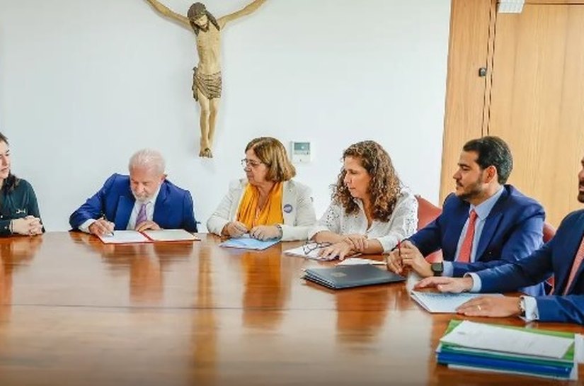 Lula sanciona aumento de pena de feminicídio para até 40 anos