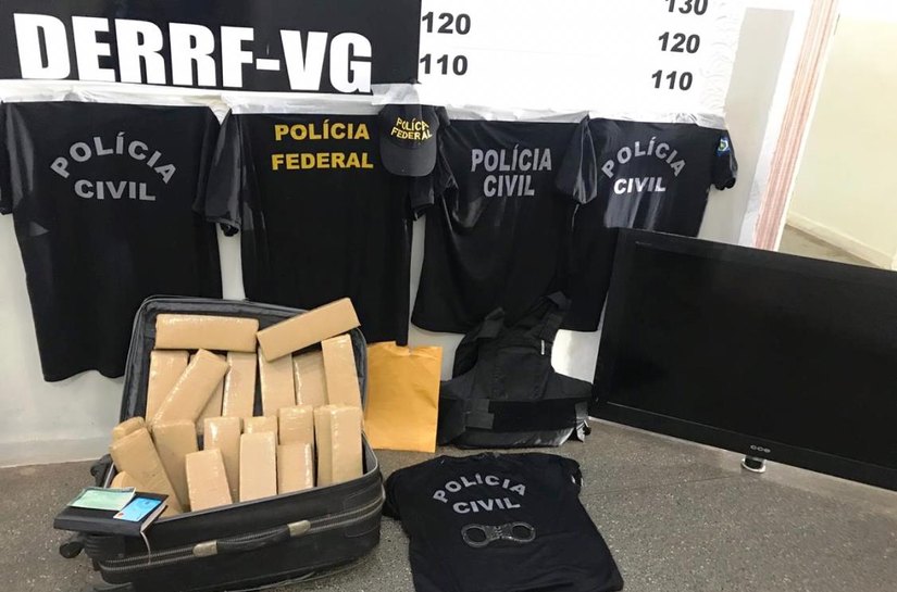 Policiais apreendem maconha e uniformes da PF e da Polícia Civil em Várzea Grande