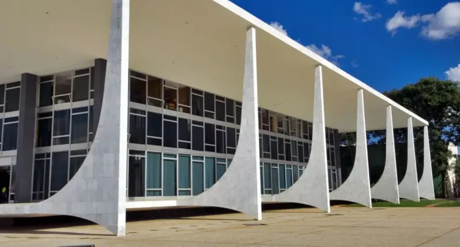 Após fuga de ex-diretor da PRF, Moraes ordena prisão domiciliar de outros 10 condenados por golpe: o que se sabe