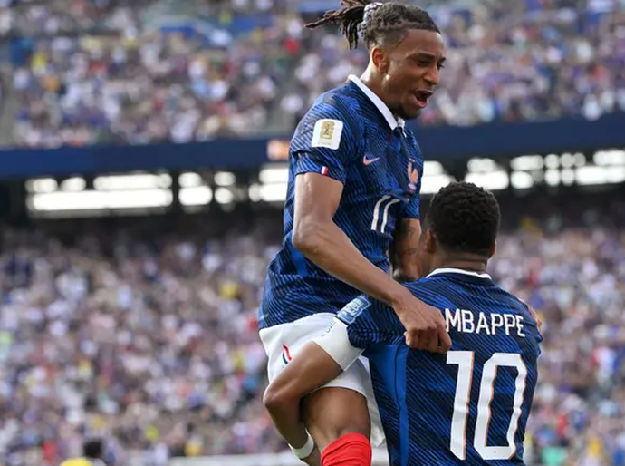 Dupla Mbappé e Olise massacra Suécia, e França avança na Copa do Mundo
