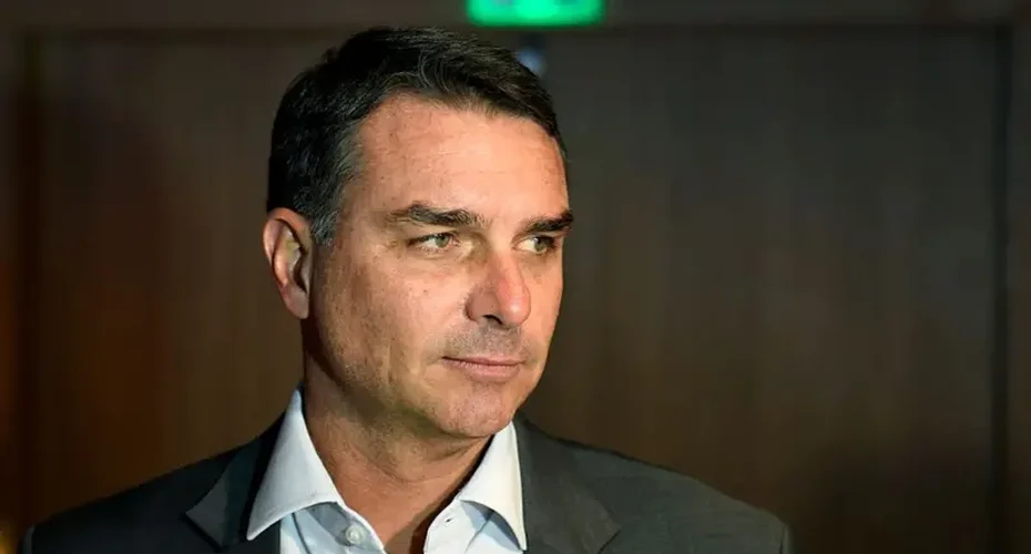 Flávio Bolsonaro discursa por 5 minutos em audiência nos EUA sobre novo tarifaço: 'Pix também beneficiou empresas americanas'