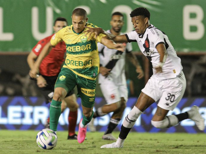 Vasco suporta pressão do Cuiabá, liquida no fim e respira no Brasileiro