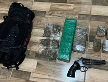 Força Tática apreende arma e drogas; homem com 21 passagens criminais morre em confronto