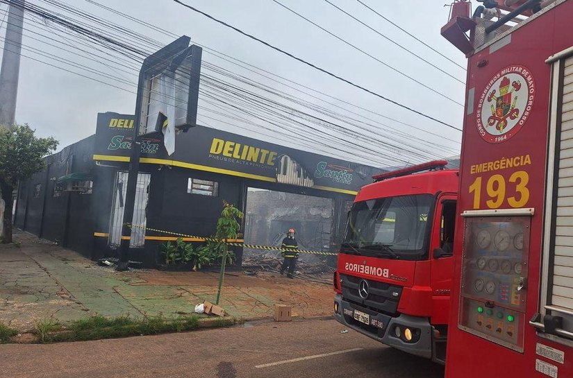 Corpo de Bombeiros extingue incêndio de grandes proporções em empresa de pneus