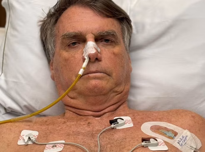 Após 'live' no quarto de UTI, oficial de Justiça intima Bolsonaro no hospital com aval do STF