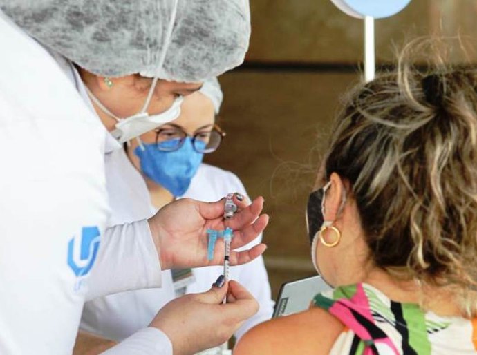 Com média móvel de mortes em queda, Brasil registra 684 óbitos em 24 horas