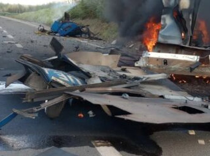 Ataque a carro-forte com troca de tiros deixa blindado destruído e dinheiro espalhado na Rodovia Zeferino Vaz, em Cosmópolis