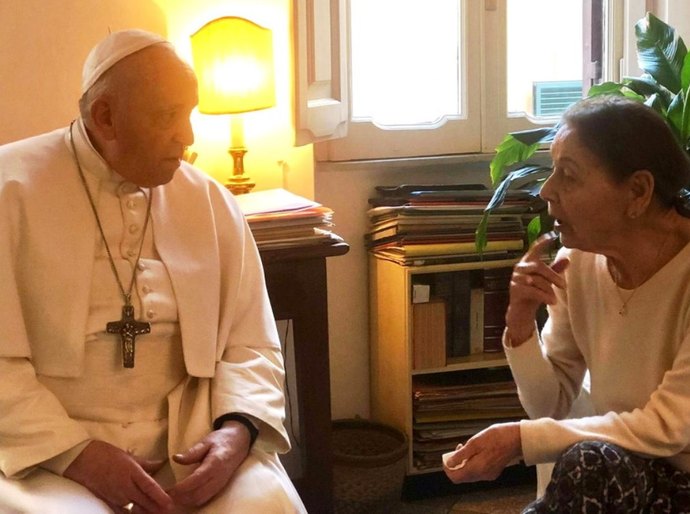 Papa faz visita surpresa à casa de sobrevivente do Holocausto