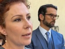 PGR pede prisão preventiva e inclusão de Carla Zambelli em lista da Interpol após deputada deixar o país
