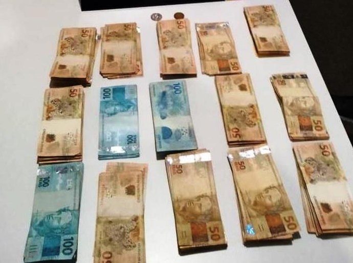 Em fuga, homem provoca acidente e deixa R$ 14 mil espalhados no asfalto