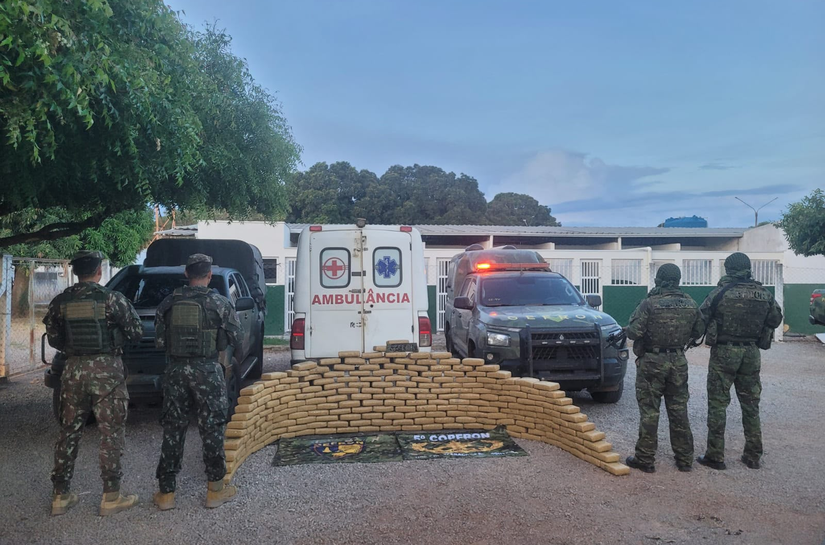Gefron apreende 216 tabletes de skunk avaliados em R$ 648 mil em ambulância