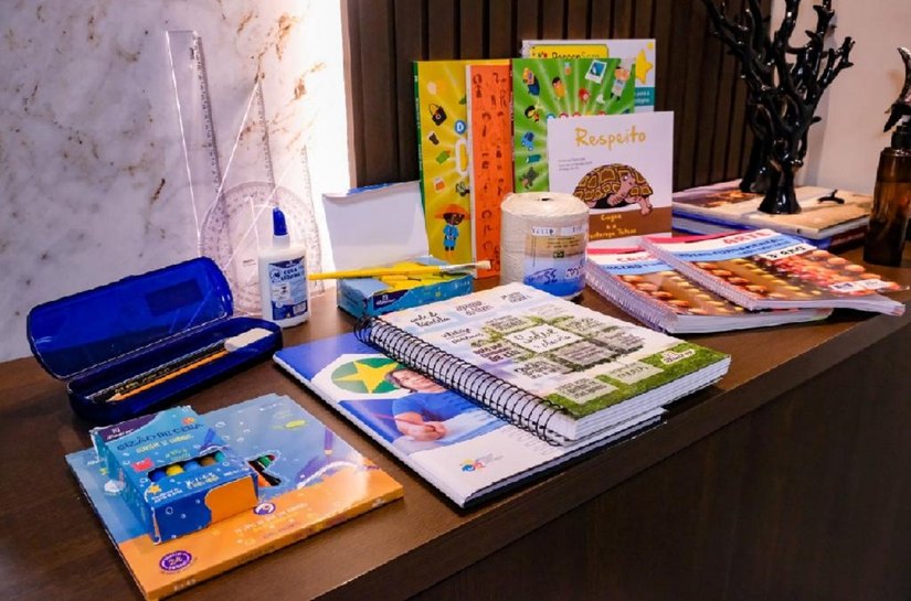 Governo de MT entrega kits escolares e uniformes para estudantes da rede estadual em abril