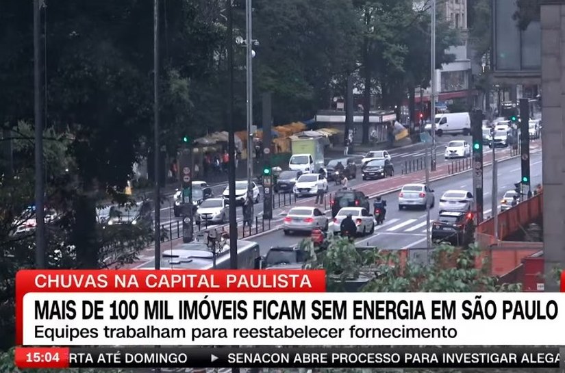 Mais de 100 mil imóveis ficam sem energia por causa de chuva em SP