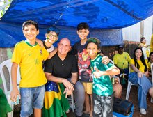Prefeitura leva telão em ruas de Cuiabá e reúne moradores para acompanhar vitória do Brasil contra o Japão