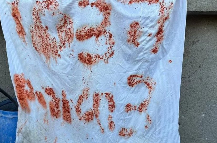 Reféns israelenses mortos por Israel tinham cartaz com 'SOS' escrito com restos de comida