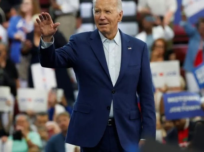 Aumentam apelos democratas para Biden encerrar campanha, mas ele promete seguir