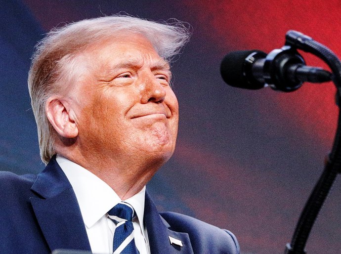 'Indo bem, eu acho', diz Trump em hospital militar