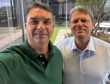 Tarcísio reafirma lealdade a Bolsonaro e diz que dará suporte para Flávio