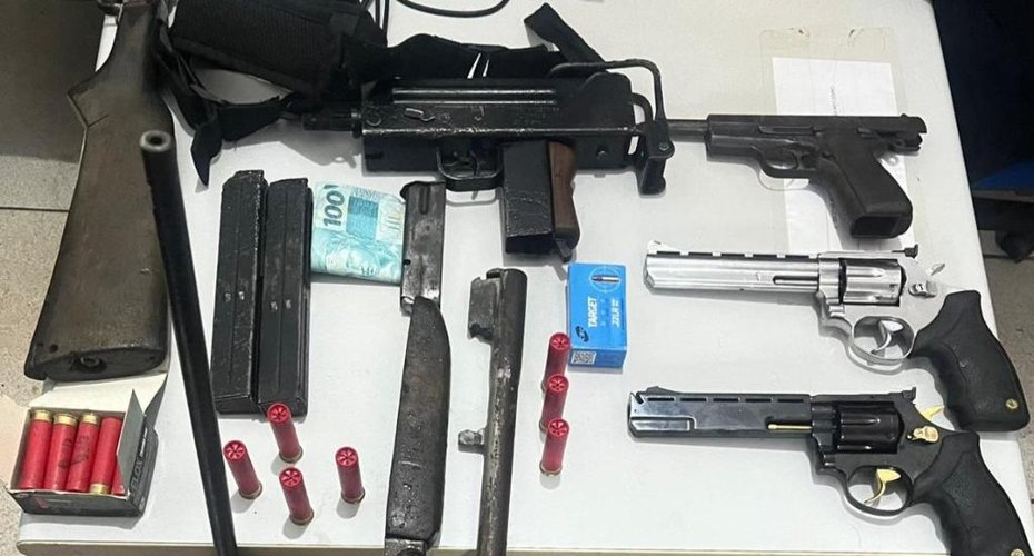 Patrulha Rural prende dupla de faccionados com submetralhadora, revólveres e pistola