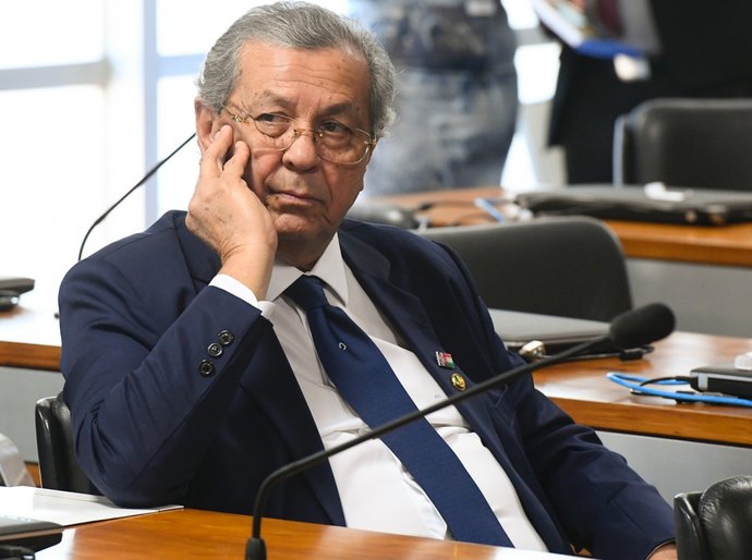 Jayme Campos na berlinda: sem apoio de Bolsonaro, prefeitos e aliados, senador caminha para aposentadoria forçada