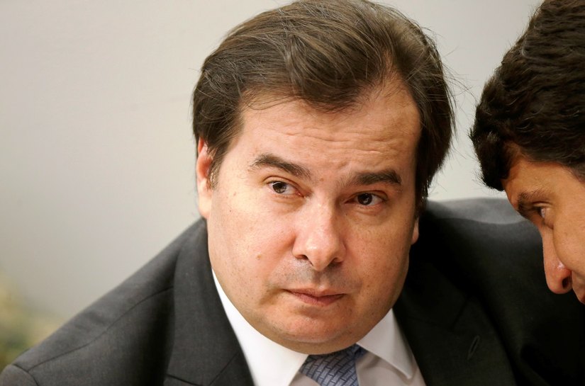 ‘Não sou candidato à reeleição’, reage Maia após críticas de opositores