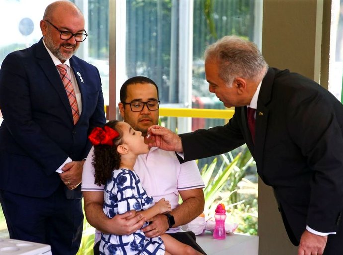 Ministro faz novo apelo para vacinação de crianças contra a pólio