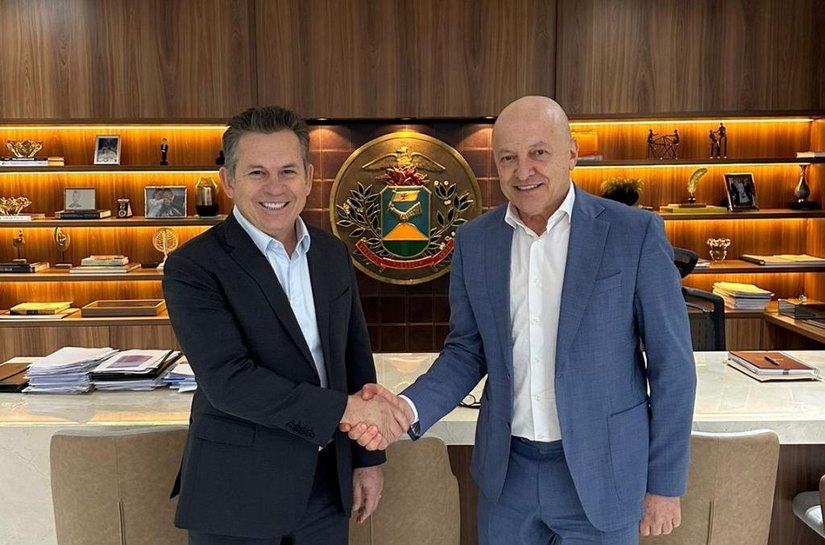 Mauro Mendes passa a faixa de governador para Otaviano Pivetta no dia 31 de março