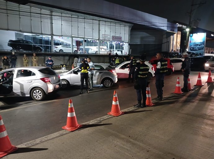 Operação Lei Seca resulta em seis autuações criminais e remoção de 40 veículos em Várzea Grande