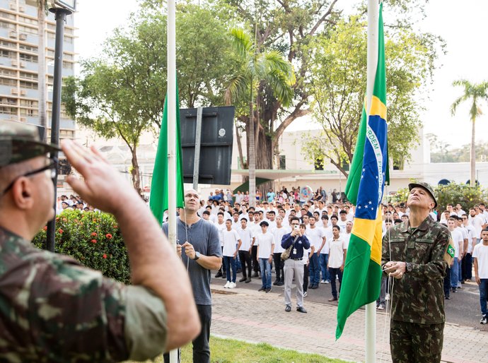 Veja Fotos: Brunini  participa de dispensa de 800 jovens do serviço militar na Praça Alencastro