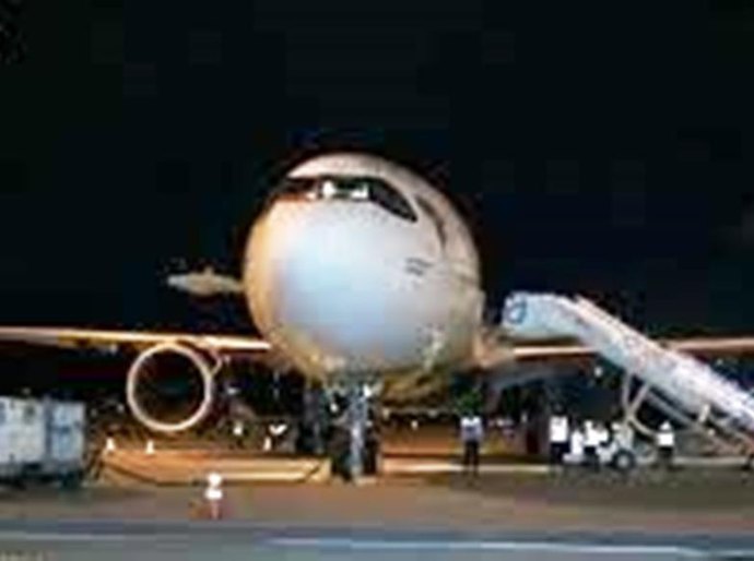 Avião com vacinas de Oxford para o Brasil decola da Índia