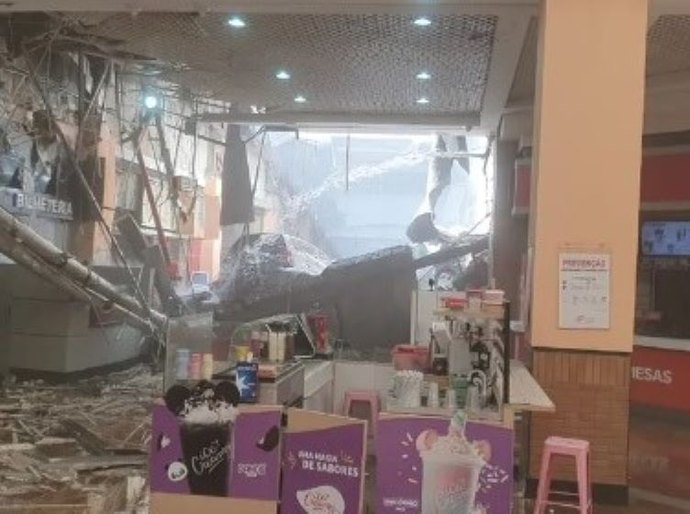 Parte do teto cai em shopping de Osasco