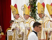 Papa excomunga bispos de grupo católico que reza missa em latim e com padre de costas: como é o movimento no Brasil