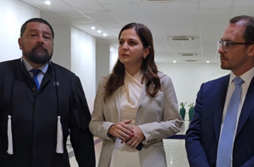 Presidente Gisela Cardoso lidera grande comitiva de advogados ao Fórum para garantir respeito às prerrogativas profissionais