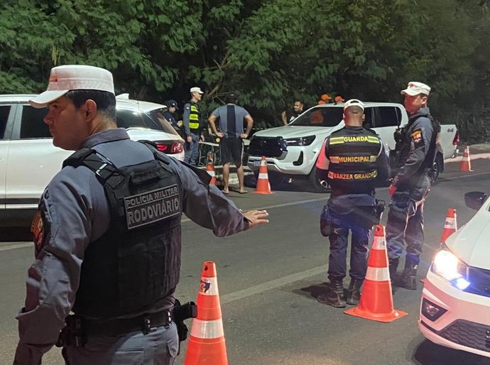 Operação Lei Seca prende dois condutores bêbados e remove 16 veículos em VG