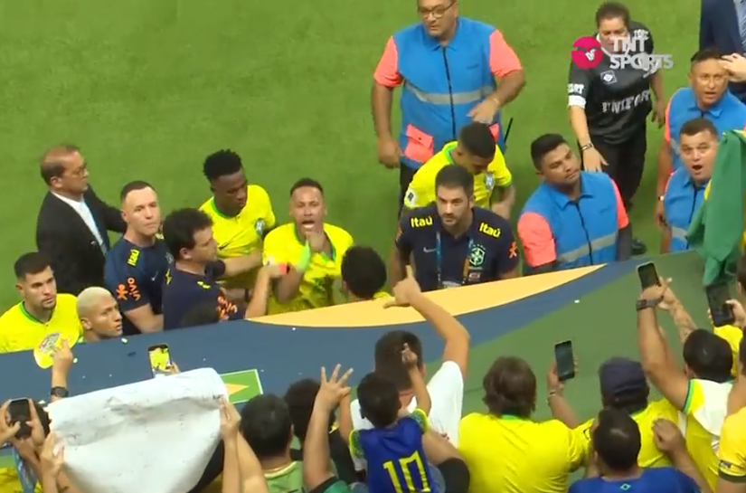 Neymar é acertado por saco de pipoca e se revolta após Brasil x Venezuela