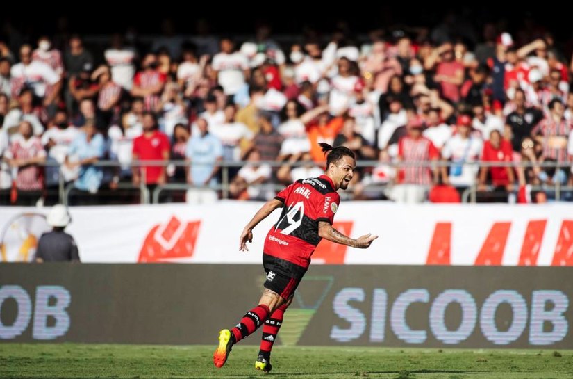 Flamengo passeia no Morumbi e goleia São Paulo por 4 a 0 no Brasileiro