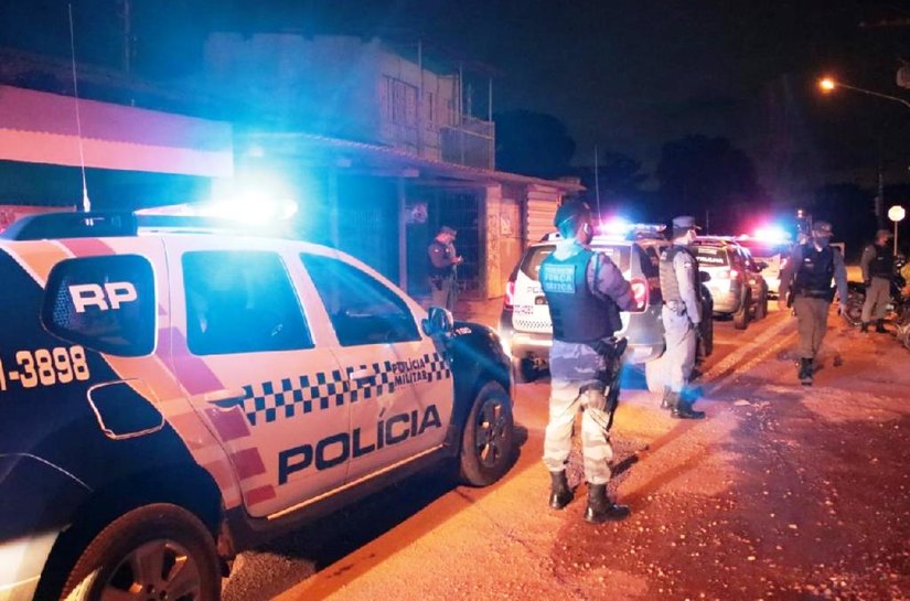 Homem de 39 ameaça matar a esposa, se esconde da PM no banheiro, mas, acaba preso