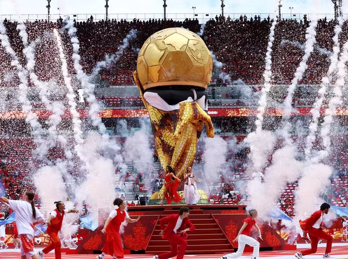 Caiu o pano: taça gigante na cerimônia de abertura da Copa no Canadá dá problema e público ri; veja reações