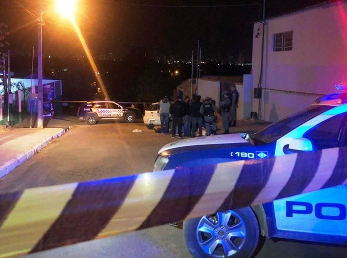 Dupla mata PM aposentado de 52 com 3 tiros na cabeça, em Cuiabá