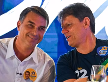 Flávio Bolsonaro se reúne com prefeitos de SP e pede mobilização a aliados: 'Não podemos baixar a guarda'